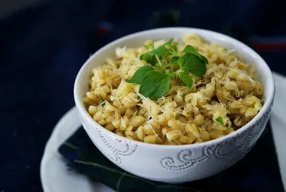 Pęczak: 15 przepisów od pęczotto po desery. Odkryj wszechstronność!