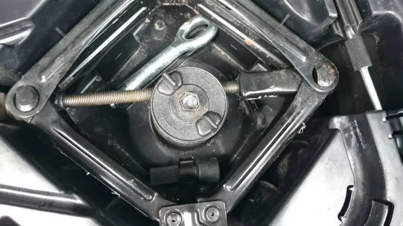 Podnośnik i klucz do kół w schowku Fiata Ducato. Przygotowanie do tego, jak zdjąć koło zapasowe Fiat Ducato.