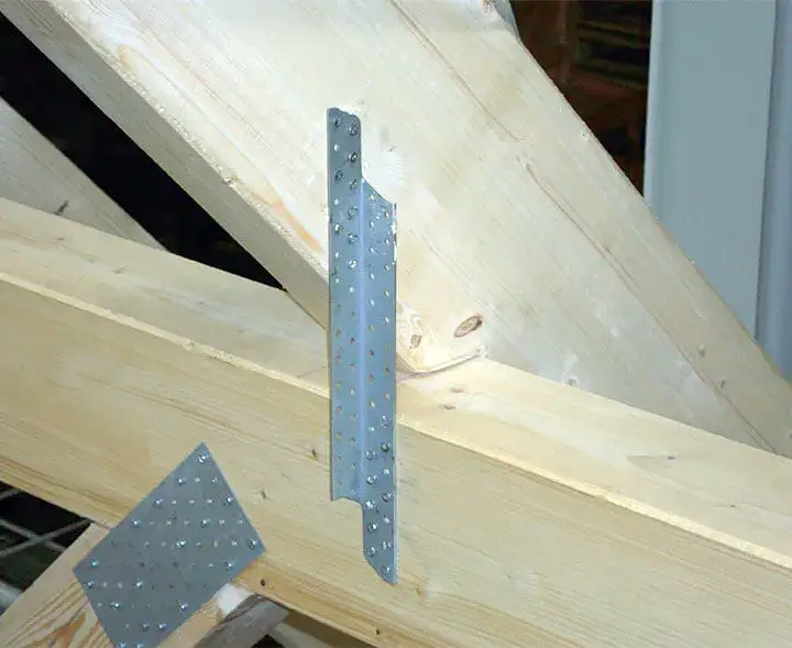 Kotwy do mocowania krokwi – jak uniknąć błędów w montażu?