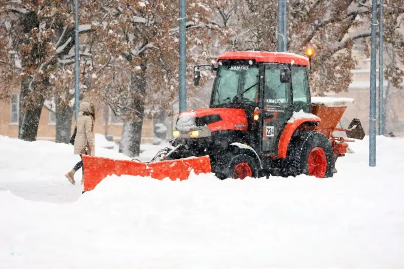 Odśnieżanie dachów ile można zarobić? Sprawdź realne zarobki!