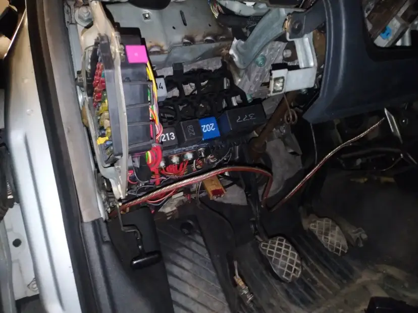 Bezpieczniki Audi A4 B5 - Gdzie są i jak je łatwo znaleźć