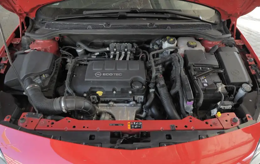 Które silniki Opla mają hydrauliczną regulację zaworów i jak je serwisować?