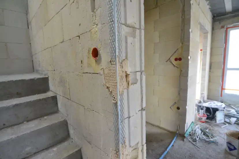 Tynki czy wylewki? Poznaj prawidłową kolejność prac wykończeniowych