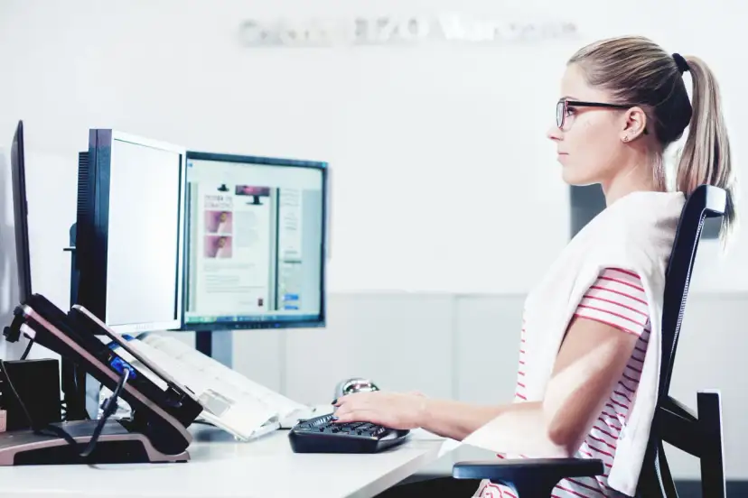 Jakie funkcje pełni monitor, mysz i klawiatura w codziennej pracy?