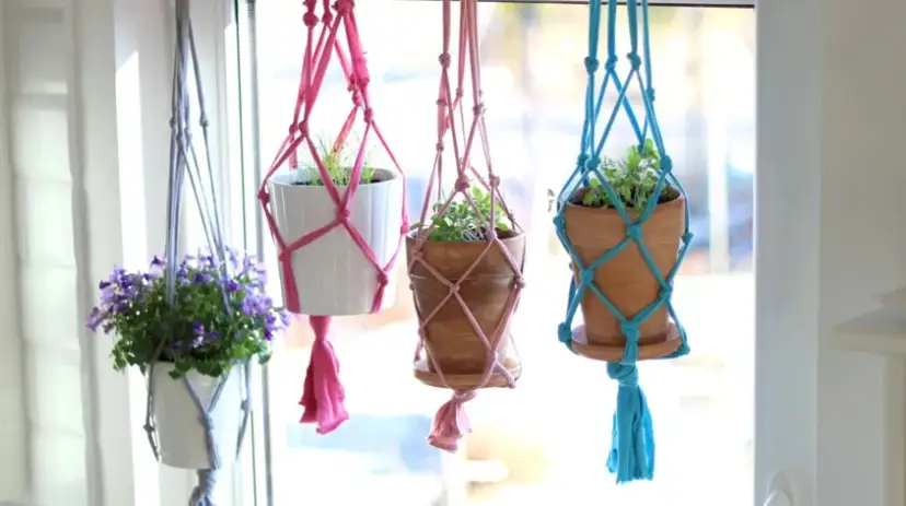 Z czego zrobić kwietnik DIY? Drewno, makrama, recykling pomysły.