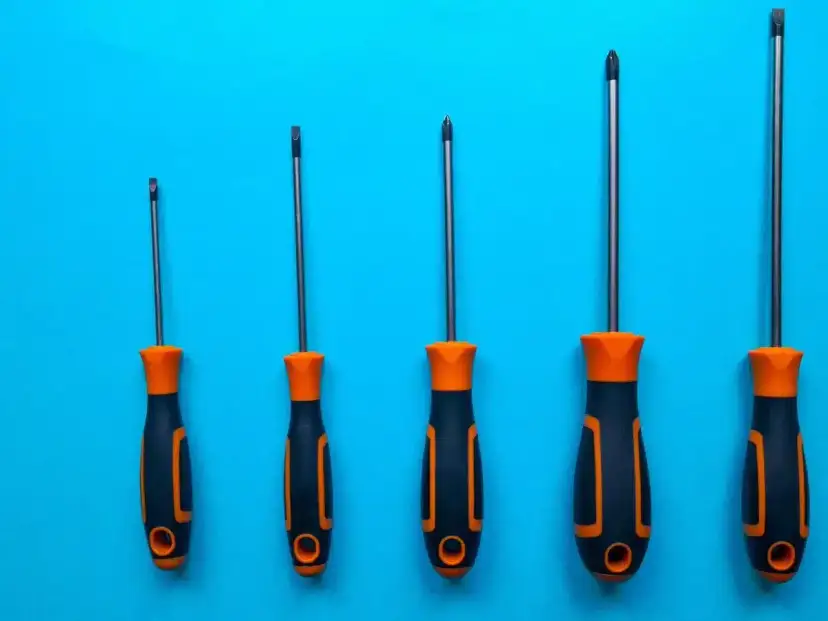 Nie niszcz śrub! Jak wybrać idealne wkrętaki do warsztatu?