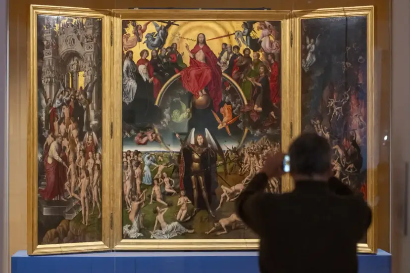 Tryptyk Sądu Ostatecznego w Muzeum Sztuki Dawnej Gdańsk. Widok na dzieło z widzem fotografującym telefonem.