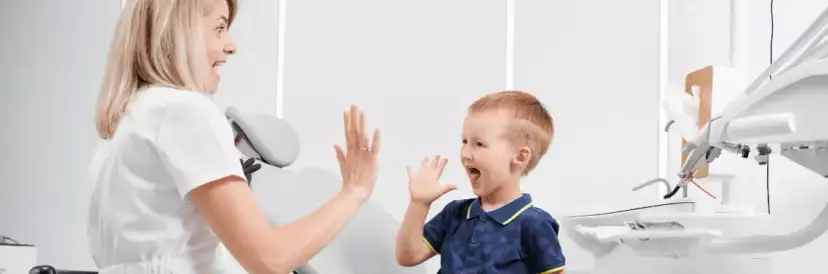 Pierwsza wizyta u dentysty z dzieckiem: Kiedy i jak bez stresu?