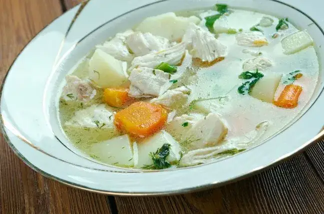 Ile kalorii ma kurczak gotowany w rosole? Zaskakująco niskie wartości!