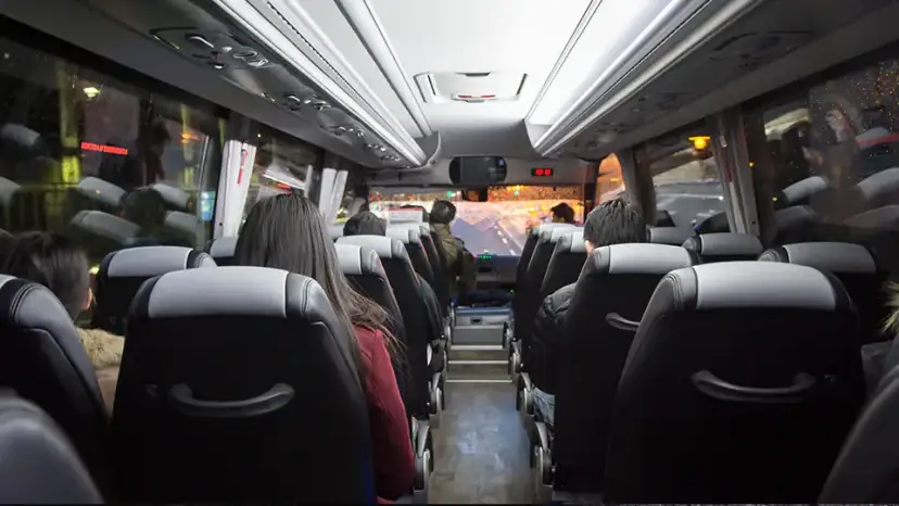 Ile miejsc siedzących ma autokar? Kluczowe różnice między modelami