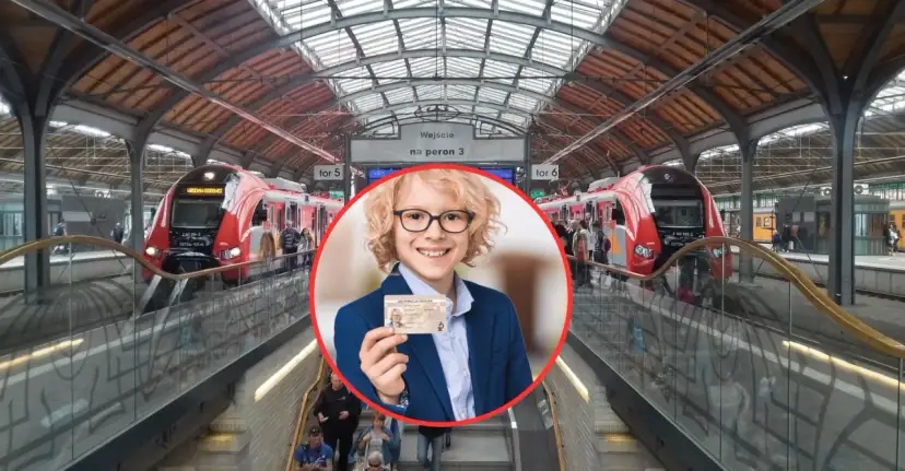 Chłopiec z legitymacją szkolną na dworcu PKP, obok pociągów. Czy wystarczy zdjęcie legitymacji w PKP?