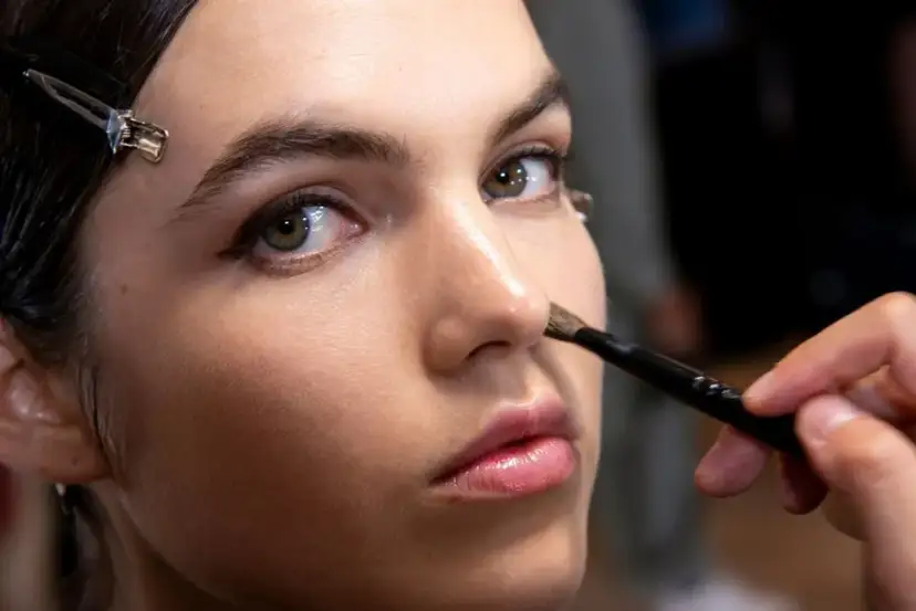 Gdzie nakładać korektor? Sekret idealnego makijażu i ukrytych cieni