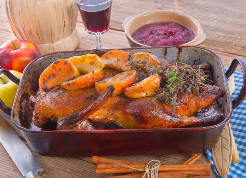 Jak upiec gęś na św. Marcina? Chrupiąca skórka i soczyste mięso!