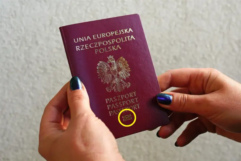 Jak odróżnić paszport biometryczny od zwykłego? Spójrz na symbol aparatu fotograficznego na okładce.
