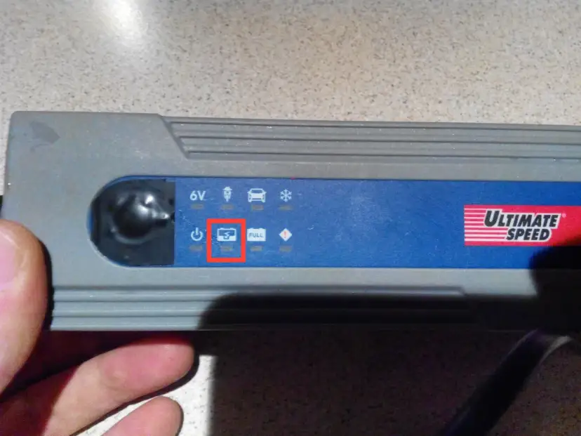 Czy można odpalić samochód na podłączonym prostowniku? Uważaj na ryzyko