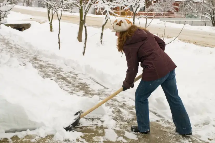 Kto odpowiada za odśnieżanie chodnika? Sprawdź swoje obowiązki i kary