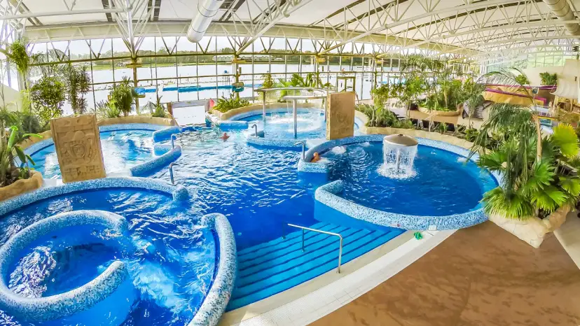 Wodne atrakcje, które termy w Polsce oferują, zachwycają. Baseny z tropikalną roślinnością i wodnymi kaskadami.