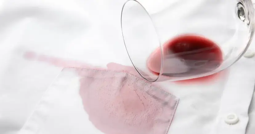 Jak skutecznie usunąć plamę z czerwonego wina z białej bluzki