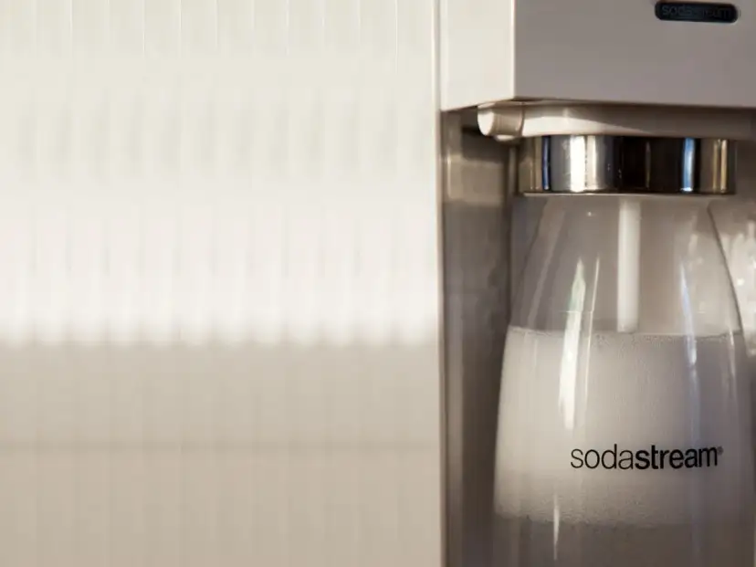 Zbliżenie na butelkę SodaStream z bąbelkami, gotową do wymiany butli.