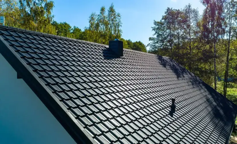 Czym pokryć dach domku na działce, aby uniknąć wysokich kosztów?