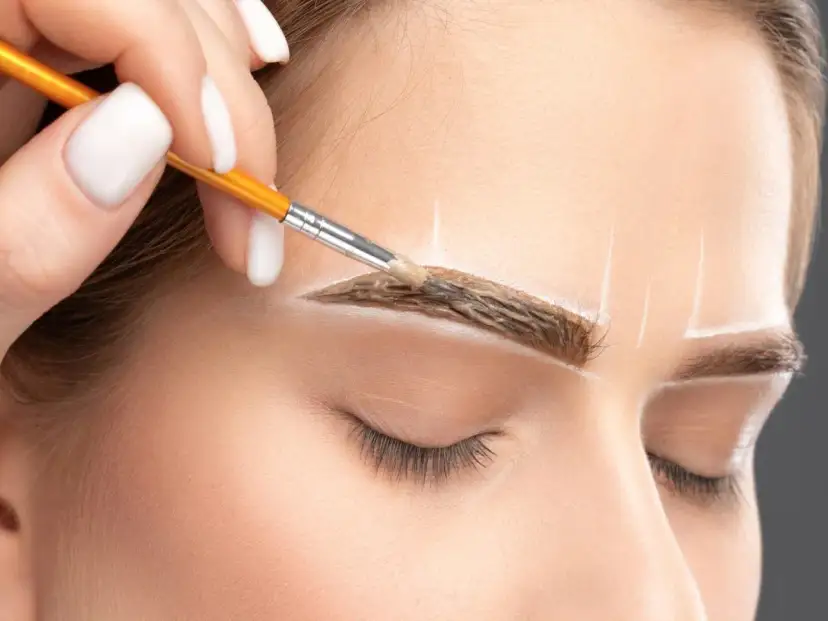 Henna brwi: Co to? Rodzaje, efekty, jak zrobić w domu? Poradnik