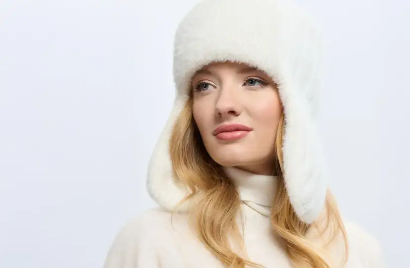 Czapka zimowa: Jak nosić, by wyglądać stylowo i mieć dobrą fryzurę?