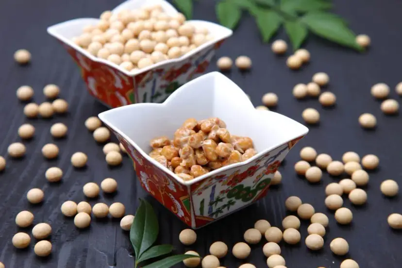 Nasiona soi i sfermentowana soja (natto) w ozdobnych miseczkach. Przykładowy jadłospis przy zakrzepicy może zawierać te zdrowe produkty.