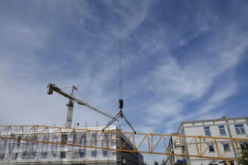 Dlaczego dźwig się nie przewraca? Sekrety stabilności żurawi wieżowych