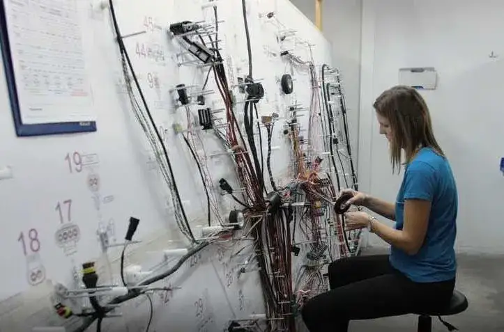 Montaż wiązek elektrycznych: Od projektu po karierę montera