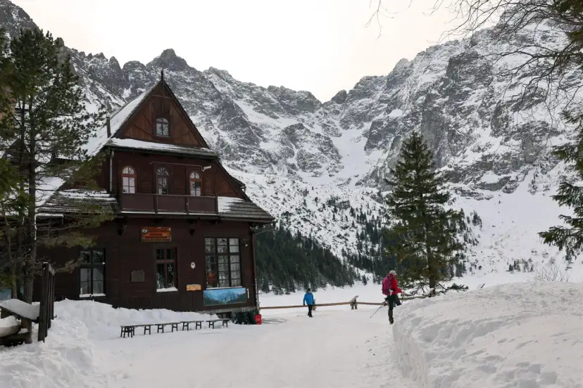 Ile kosztuje nocleg w schronisku? Ceny, zniżki i ukryte opłaty