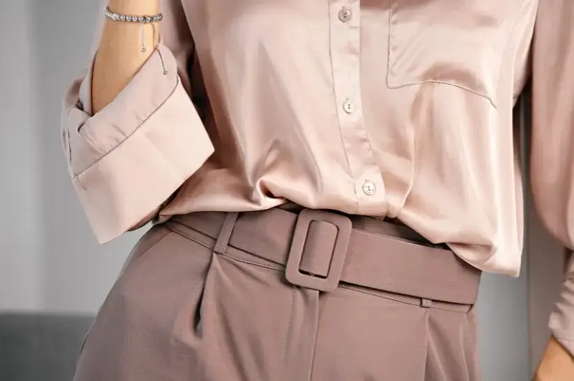 Jaką bluzkę do marynarki wybrać, aby uniknąć modowej wpadki?