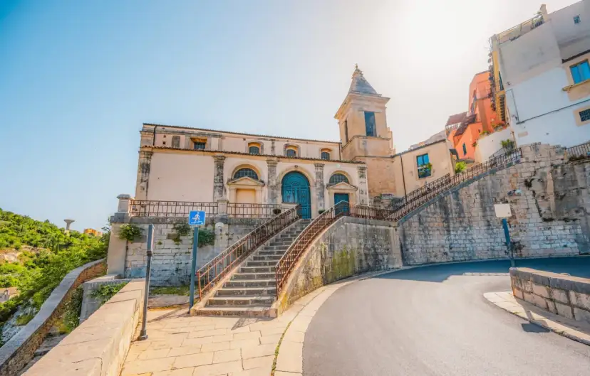 Kamienne schody prowadzą do kościoła w Ragusie. Warto zobaczyć tę barokową architekturę i poczuć atmosferę Sycylii.