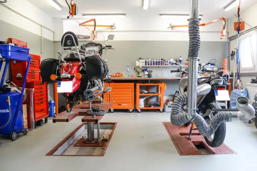Warsztat motocyklowy: Co potrzebne? Pełna lista i koszty!