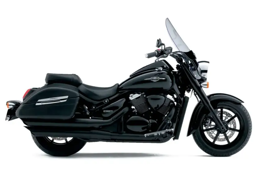 Czarny Suzuki Intruder 1500 z kuframi i szybą. Choć piękny, warto znać jego wady przed zakupem.
