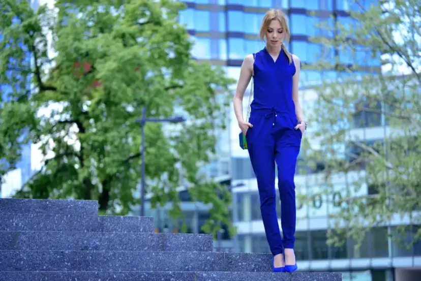 Chabrowy kombinezon: Jakie buty? Stylistka radzi na każdą okazję