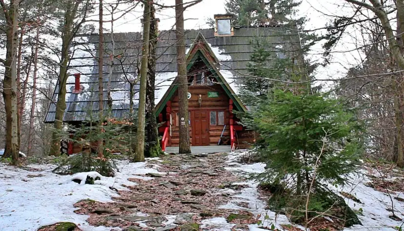 Bacówka PTTK w Bartnem: idealne miejsce na wypoczynek i przygodę