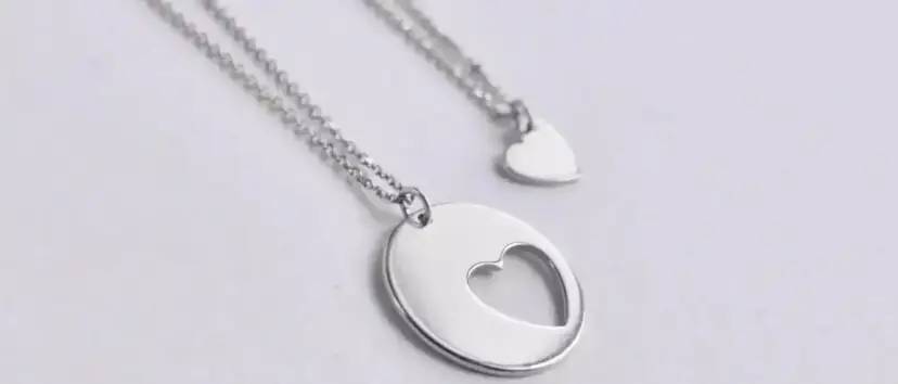 Jak wyczyścić srebrny naszyjnik skutecznie i bezpiecznie dla biżuterii