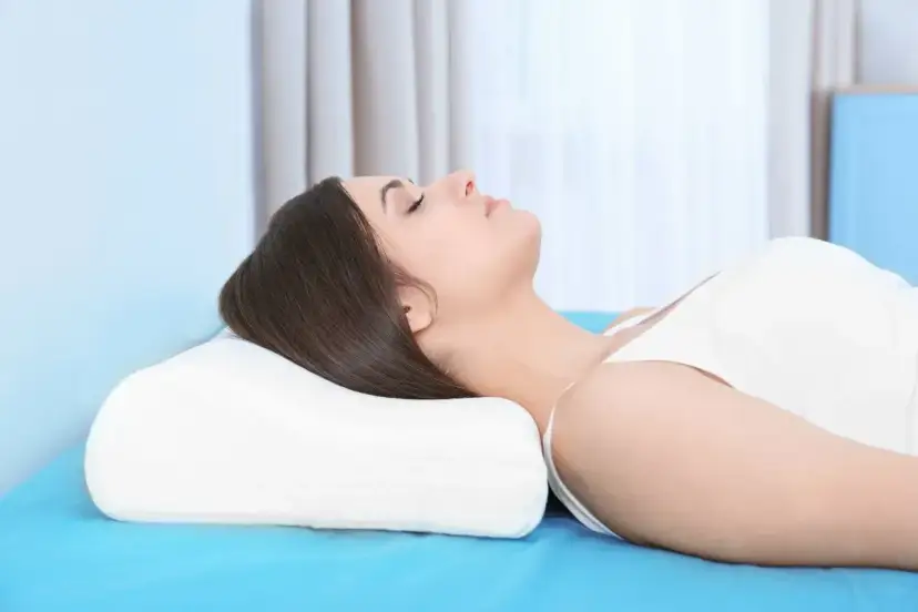 Jak ułożyć poduszkę ortopedyczną, by uniknąć bólu szyi i pleców