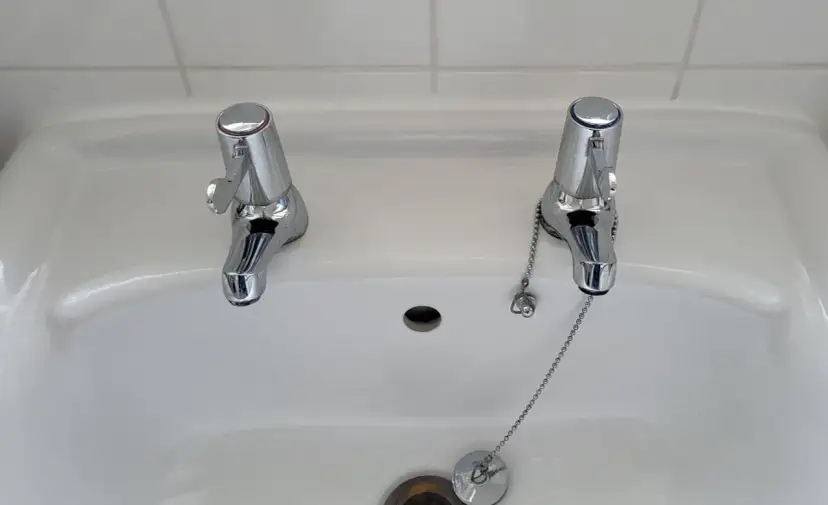 Dlaczego w Anglii są dwa krany? Zaskakujące powody tego zwyczaju