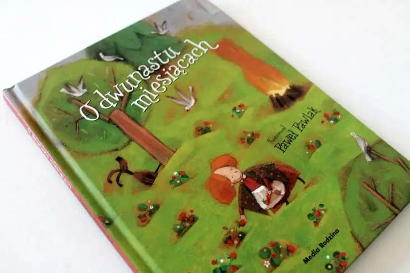 Okładka książki "O dwunastu miesiącach" Janiny Porazińskiej. Ilustracja Pawła Pawlaka przedstawia dziewczynkę zbierającą poziomki.