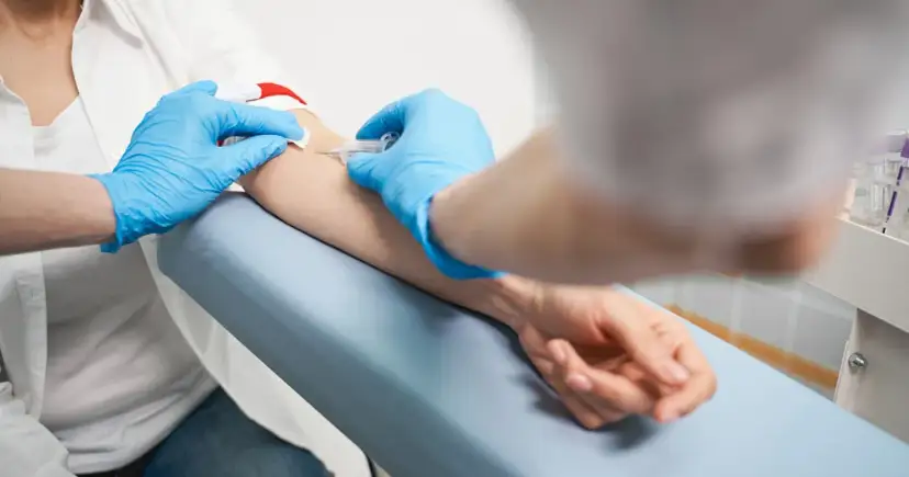 Pobieranie krwi do badań, aby ustalić, kiedy najlepiej badać progesteron.