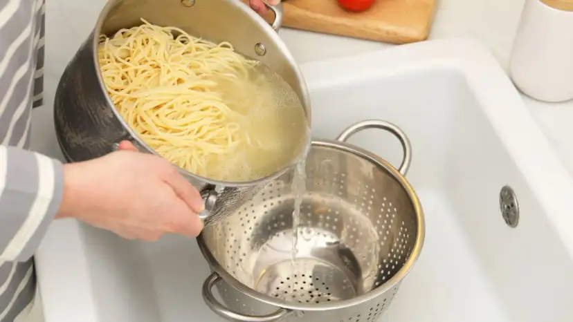 Jak odcedzić makaron bezpiecznie i skutecznie, unikając błędów