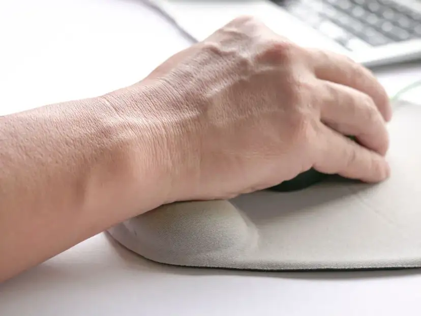 Ból nadgarstka od myszki? Ćwiczenia i ergonomia to Twój ratunek!