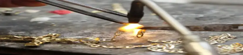 Ile kosztuje dorobienie kolczyka? Ceny, które mogą zaskoczyć