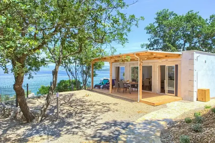Domek letniskowy z tarasem i widokiem na morze. Idealne miejsce na wakacje w stylu camping Glavotok.