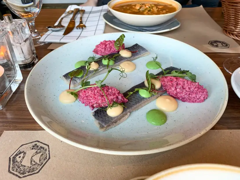 Frombork: Gdzie zjeść? Najlepsze ryby, obiady i widoki!