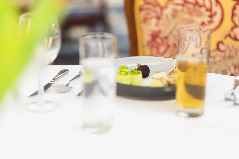 Napoje na komunię: ile litrów na osobę? Sprawdź przelicznik!