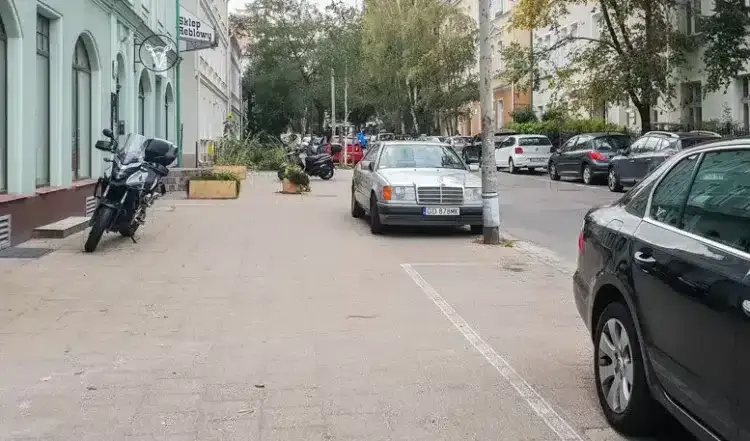 Czy można pchać motor po chodniku? Sprawdź przepisy i zasady