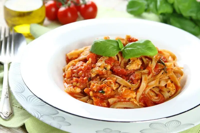 Zdrowe spaghetti z mięsem mielonym z indyka, które pokochasz