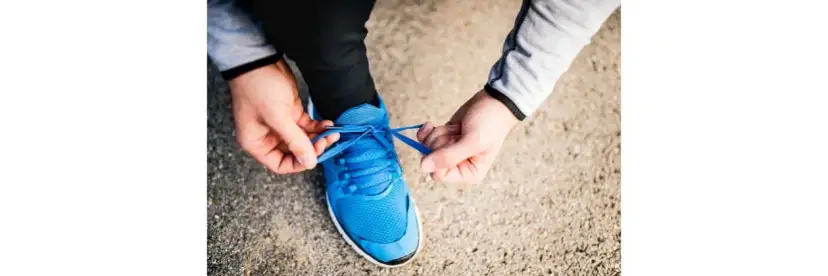 Jak zawiązać sznurówki w butach sportowych, by uniknąć luzowania